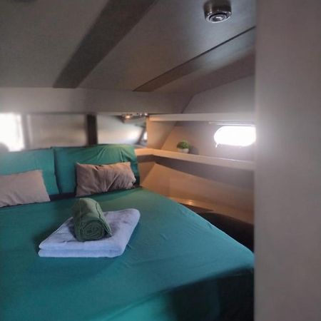 Yach Boat Hotel Barcelona Exterior photo